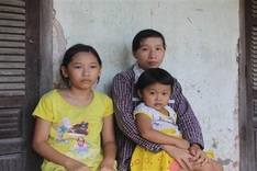 Phu Yen mother seeks help to support small children