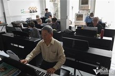 HCM City elderly students enjoy free piano class