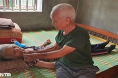 93-year-old father takes care of ailing daughter