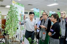 Australian Ambassador for climate change visits Vietnam