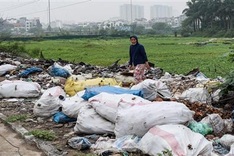 Hanoi streets strewn with rubbish
