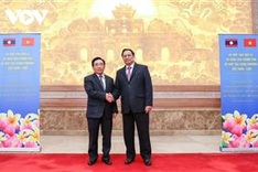 Vietnamese, Lao PMs witness signing of nine cooperation documents