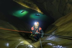 Miss Vietnam 2018 H'Hen Nie explores Son Doong Cave