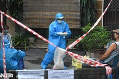 Hanoi residents at risk of outbreak relocate