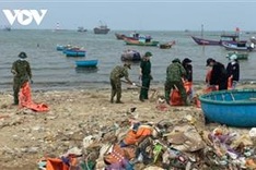 Japanese firm considers plastic waste collection projects in Vietnamese waters