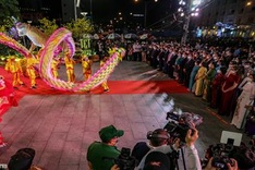 Nguyen Hue Flower Street crowded on opening day