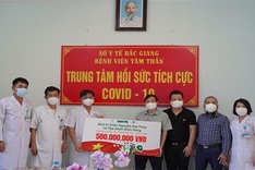 Dantri transfers donations to frontline workers in Bac Giang and Bac Ninh