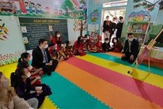 Israeli Embassy, Miss Universe Vietnam H’Hen Nie open libraries for ethnic students