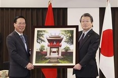 State President visits Kyushu University