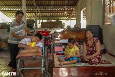Poor Can Tho family need support for two disabled children