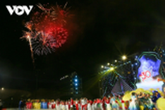 Vietnamese revelers jubilantly ring in New Year 2024