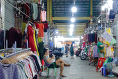 Night fashion market in HCM City sees sharp customer fall