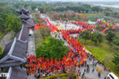 Vietnam’s largest pagoda crowded on Tet