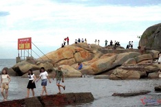 Tourists visit Sam Son cliff despite safety concerns