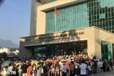 Bustling atmosphere at Lao Cai-China border gate