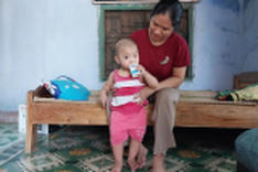 Poor couple seeking help to save little daughter
