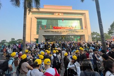 Lao Cai-China border gate jammed due to tourist surge