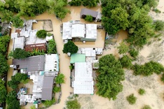 Nghe An’s riverside residents struggle with prolonged flooding