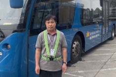 Noi Bai airport driver returns thousands of USD to passenger