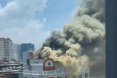 Hanoi hotel catches fire