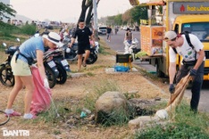 Foreigners help clean up Danang