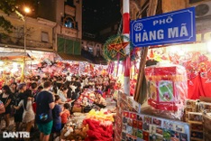 Mid-Autumn atmosphere covers Hanoi street