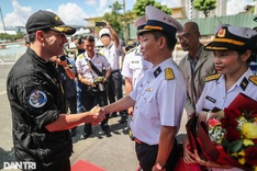 Canadian navy ship visits HCM City