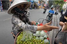 Hanoi vendor fined for overcharging foreign tourist