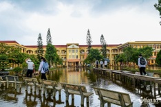 Flooded school in Nam Dinh builds improvised bridge