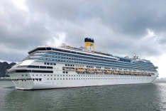 Five-star cruise ship brings thousands of foreign tourists to Ha Long