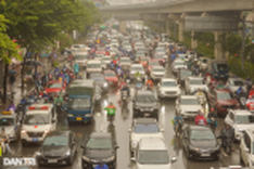 Rain worsens Hanoi’s traffic congestion