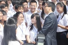 HCM university to instruct in English