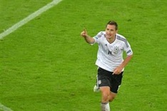 Four-star Germans blast Greeks to reach Euro semis