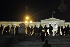 Banks urge full sign-up to Greek debt deal