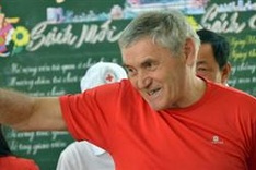 Charitable Frenchman finds family among poor Vietnamese children