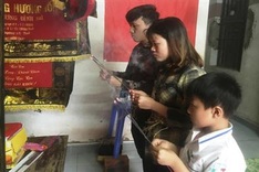 Orphaned siblings call for help after parents died on the sea