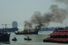 Vietnamese fishing boat catches fire off Hoang Sa Islands