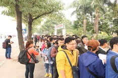 Vietnamese football fans queue up to get semi-final AFF tickets