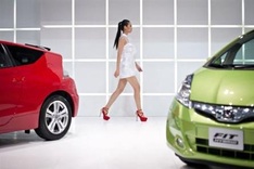 World's carmakers woo China despite slowing sales