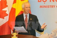Canadian FM talks to Vietnamese students about climate change
