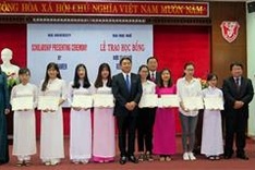 Hue students receive scholarships from Japan