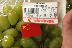 Supermarket staff fined for mis-labelling local grapes with Chinese flag