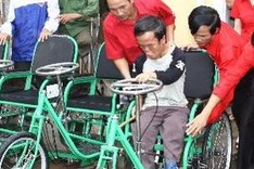 Disadvantaged people, patrons honoured in Hanoi