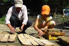 Thanh Ha village busy by making Kitchen God figurine for Lunar New Year