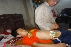 Abandoned boy in Ha Tinh struggles with disease