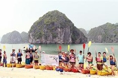 Clean up tour of Ha Long Bay
