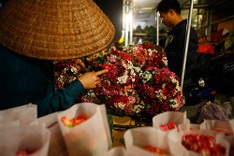 Quang Ba Flower Market busy for International Women's Day