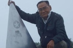 Elderly man climbs Fansipan