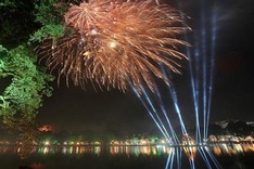 Restaurants around Hoan Kiem Lake sell tickets for firework display