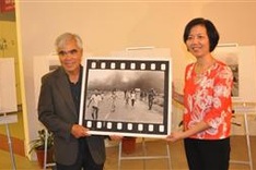 Photographer Nick Ut presents his iconic 'Napalm Girl' photo to Women’s Museum